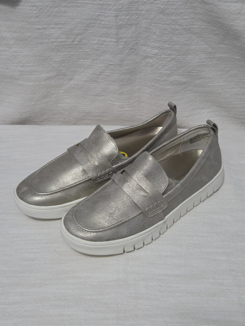 NWOT Tommy Bahama Venus Metallic Silver Platform Penny Loafers - Women’s Size 9M